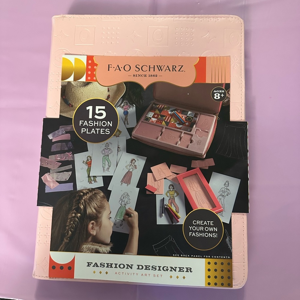 FAO Schwarz Fashion Designer art set. Great gift for girls of all ages!!